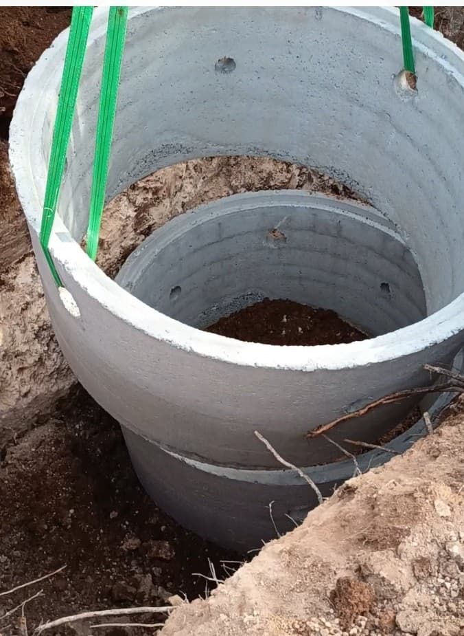 Τσιμεντένιοι δακτύλιοι βόθρου κατεβαίνουν στο σκάμμα με ιμάντες