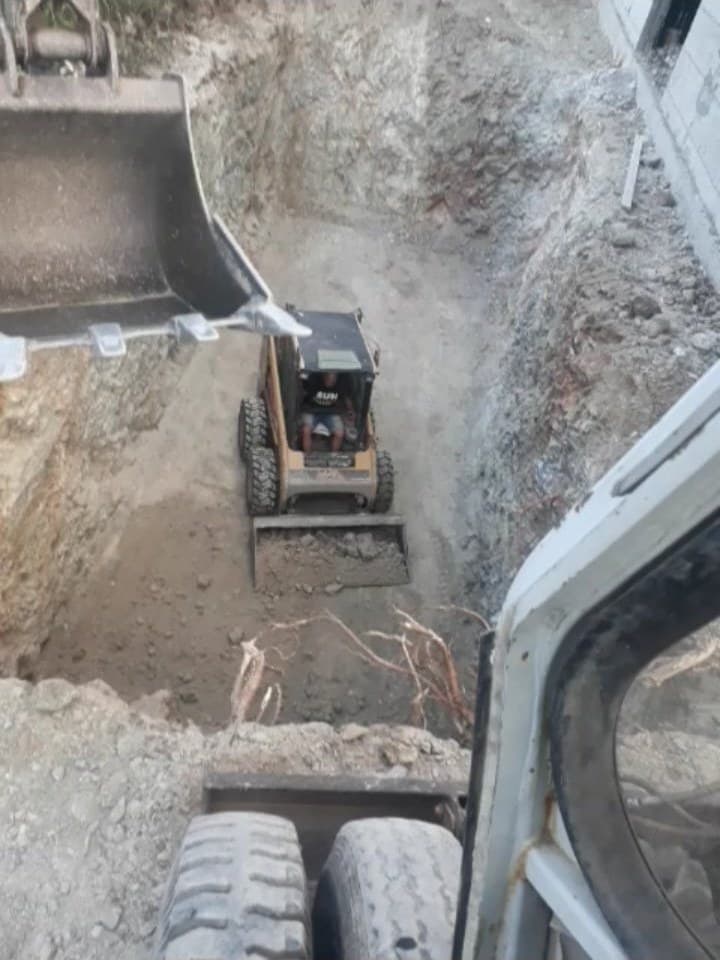 Εκσκαφή σε βάθος, με δεύτερο μηχάνημα μέσα στο σκάμμα