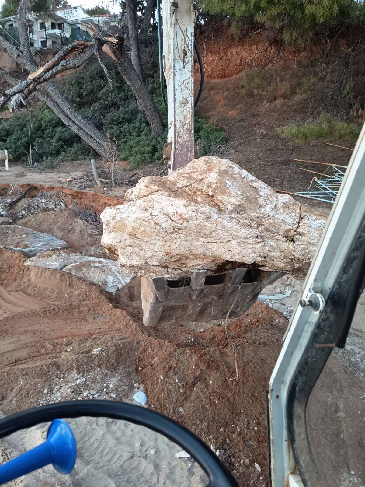 Μεγάλος βράχος στον κουβά του εκσκαφέα μετά τον εκβραχισμό